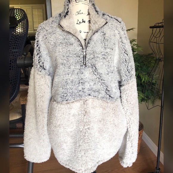 Two Tone Relaxed Fit Sherpa Pullover Top - Picture 5 of 8